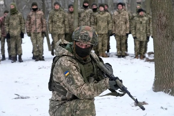 US warns Kremlin, weighs more troops to Europe